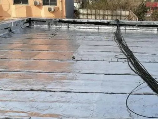 广南卫生间漏水维修公司分享下广南屋面楼顶防水刚性防水层施工要点。